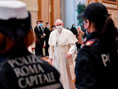 El papa Francisco se dirige a impartir la bendición 'urbi et orbi', en una imagen facilitada por el servicio de prensa del Vaticano.