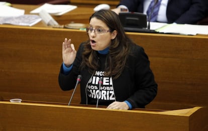 En 2012 la portavoz de Compromís volvió a verse obligada a abandonar el pleno de las cortes por sus polémicas camisetas. En esta ocasión fue el lema 'No nos falta dinero, nos sobran chorizos', estampado sobre una prenda negra, la que le costó la expulsión del hemiciclo a la parlamentaria. Oltra se negó a cambiarse o a ocultar su indumentaria, como le exigió el presidente de la Cámara, Juan Cotino. Los diputados de los tres partidos de la oposición, PSPV-PSOE, Compromís y Esquerra Unida también abandonaron la Cámara como muestra de apoyo.