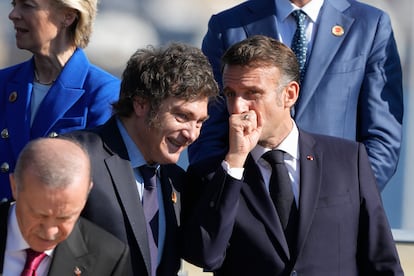 El presidente argentino, Javier Milei (a la izquierda), conversa con el homólogo francés, Emmanuel Macron, durante la foto de familia del G-20.