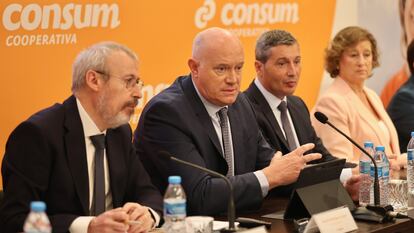 En el centro, Antonio Rodríguez Lázaro, director general de Consum, durante la presentación de los resultados de 2023 este martes en Valencia.