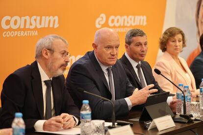 En el centro, Antonio Rodríguez Lázaro, director general de Consum, durante la presentación de los resultados de 2023 este martes en Valencia.