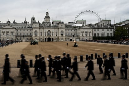 La policía arrancaba el despliegue en las calles de Londres. Unos 10.000 agentes fueron destinados a garantizar la seguridad en la capital inglesa durante el último adiós a la reina Isabel.