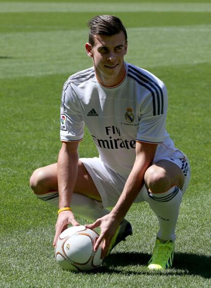 Bale posa con la camiseta blanca.