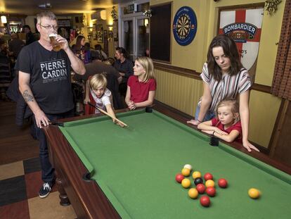 Dean Colyer (49 años), Alisha (13), Harugy (10), Gracie-Lee (9) y Hill (7), en Woolsthorpeby- Colsterworth (Reino Unido). Dean se quedó en paro y ahora se ocupa de los niños.