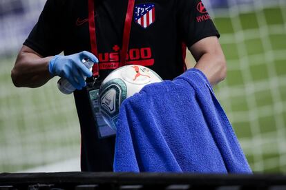 En otro contexto, la imagen de un hombre ¿sacando brillo a un balón? habría parecido una excentricidad. Pero en este pandémico 2020, se conoce que el gesto es tan prosaico como cualquier protocolo de seguridad adoptado para frenar la difusión de la covid-19. Desinfección del material, restricciones en los vestuarios, test PCR recurrentes y reparto de ropa individual para los entrenamientos fueron algunas de las medidas de esa especie de burbuja que LaLiga creó para proteger a los jugadores y garantizar un retorno seguro de la competición de máximo nivel, donde el virus aún no ha obligado a la suspensión de ningún encuentro.