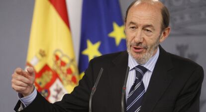 El vicepresidente del Gobierno, Alfredo Pérez Rubalcaba, durante la rueda de prensa en la que ha explicado la postura de Gobierno sobre la operación contra Bin Laden y la anulación de las listas de Bildu.