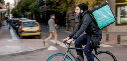 Un repartidor de Deliveroo pedalea por las calles de Madrid. 