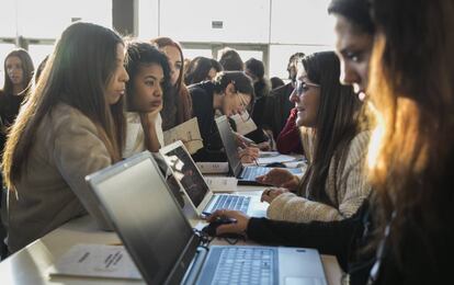 Estudiantes solicitan informaci&oacute;n en &#039;EL PA&Iacute;S con tu futuro&#039;. 