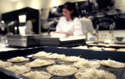 Varios cocineros preparan canapés del menú de "La Última Cena" al siglo XXI, durante la presentación hoy del programa televisivo que se basa en la aportación documental del historiador Miguel Ángel Almodóvar.