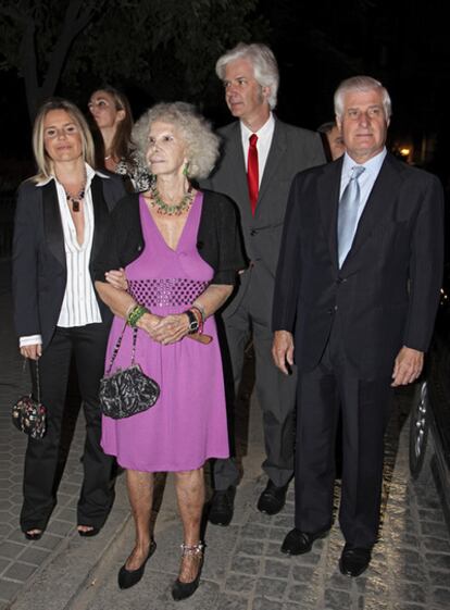 La duquesa de Alba en octubre de 2009 junto a tres de sus hijos: Eugenia, Jacobo y Carlos.