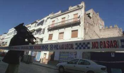 Aspecto del muro que se derrumbó ayer en la calle Castilla de Sevilla.