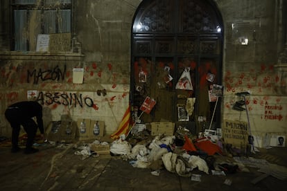 Fachada de la Generalitat pintada y con barro tras la manifestación.