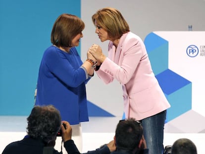 La presidenta del PP valenciano, Isabel Bonig, de azul, con la secretaria general nacional del partido, Mar&iacute;a Dolores de Cospedal, en el XIV congreso regional del partido.