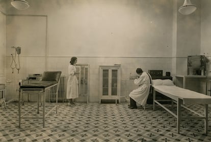 Sala de curas del hospital minero José León Izaguirre, en Sabero, en una fotografía de los años cuarenta del siglo XX.