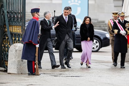 Desde la izquierda, el ministro del Interior, Fernando Grande-Marlaska; el presidente del Gobierno, Pedro Snchez, y la ministra de Defensa, Margarita Robles, a su llegada a la plaza de la Armera del Palacio Real.