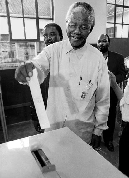 26 de marzo 1994. Nelson Mandela en su primera votación, en el colegio Ohlange, Inanada.