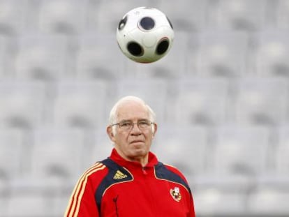 Luis Aragonés, durante un entrenamiento con España