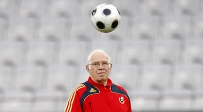 Luis Aragonés, durante un entrenamiento con España