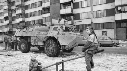 Dos niños juegan durante el cerco de Sarajevo ante un blindado de Naciones Unidas, imagen incluida en el documental de Movistar ‘Gervasio Sánchez. Álbum de posguerra’.