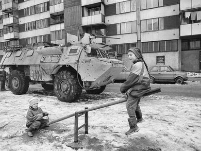 Dos niños juegan durante el cerco de Sarajevo ante un blindado de Naciones Unidas, imagen incluida en el documental de Movistar ‘Gervasio Sánchez. Álbum de posguerra’.
