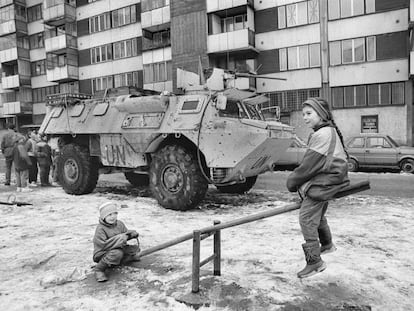 Dos niños juegan durante el cerco de Sarajevo ante un blindado de Naciones Unidas.