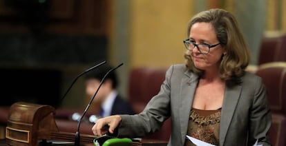 La vicepresidenta tercera y ministra de Economía, Nadia Calviño, en un pleno del Congreso. 