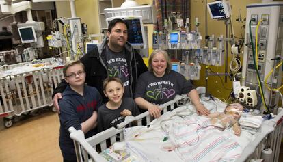 Jill and Michael Richards, con sus dos hijos mayores, Collin y Seth, posan junto a una de las niñas tras la separación.