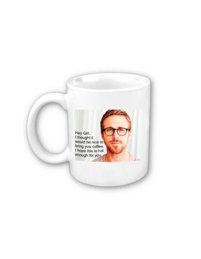 Quién mejor que el propio Ryan para traerte el café por la mañana con su famosa frase: 'Hey girl'. La taza está disponible en Amazon y cuesta 13 euros (aprox.)