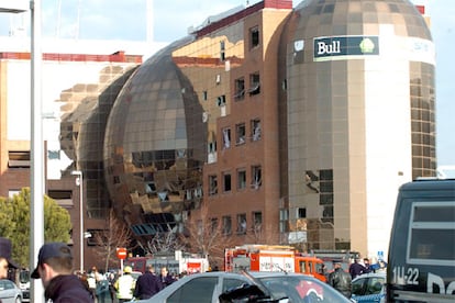 El edificio de Bull ha sido el más afectado por la onda expansiva, ya que se encuentra frente a la plaza de Juan de Borbón, en el Campo de las Naciones.