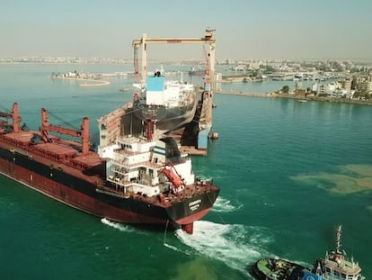 El carguero griego Zografia, se dirige a Ismailia (Egipto) para ser reparado tras un ataque hutí a mediados de enero.