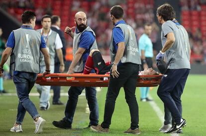 Iker Muniain es retirado en camilla este jueves tras lesionarse.