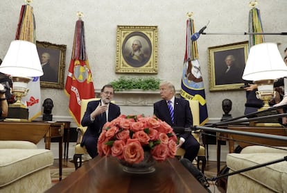 El presidente del Gobierno Mariano Rajoy conversa con el presidente de Estados Unidos Donald Trump durante su encuentro en la Casa Blanca.