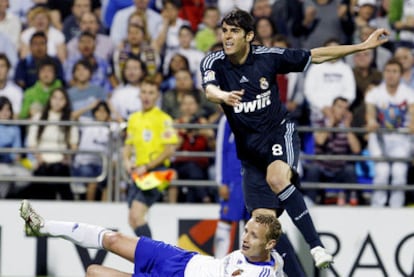 Kaká logra el segundo gol del Madrid ante Jarosik.