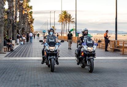 Policías locales de Valencia, patrullando en la playa de la Malvarrosa, la Noche de San Juan.