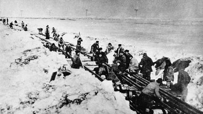 Construcción de una línea de ferrocarril en la región ártica (1947). Es una de las fotos que tomaron presos, rescatadas por el periodista polaco Thomas Kizny para su libro 'Gulag'.