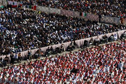 Religiosos se congregan en la plaza de San Pedro. 