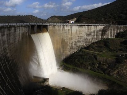 Imagen del pantano de Lora del R&iacute;o (Sevilla) evacuando agua.