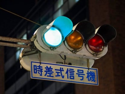 Semáforo azul no Japão.