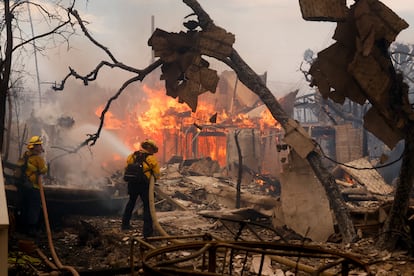 Por qué se quedaron sin agua los bomberos de Los Ángeles: una demanda sin precedentes, tanques vaciados y presión baja