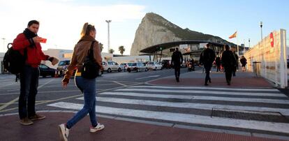 Vista de la &quot;verja&quot; de Gibraltar. 