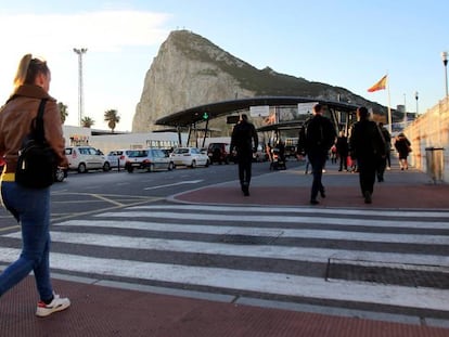 Vista de la &quot;verja&quot; de Gibraltar. 