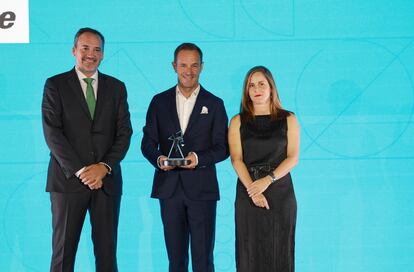 Sofía Ruiz de Velasco (derecha), directora de Smoda y Juan Vilda (izquierda), director de Acuerdos de Distribución de MAPFRE España entregan el premio S Moda al mejor SUV del año a Sébastien Guigues (centro), director general de Renault y Alpine en España, por el Renault Espace.