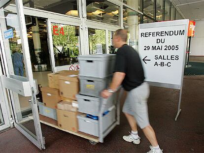 Un empleado del consulado de Francia en Ginebra transporta las urnas en las que deben votar los 25.000 franceses inscritos en esa ciudad suiza.