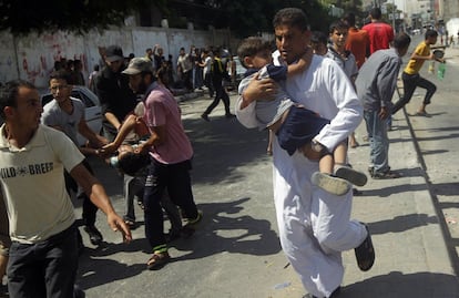 Os cidadãos de Rafah correm para retirar os feridos minutos após o ataque.