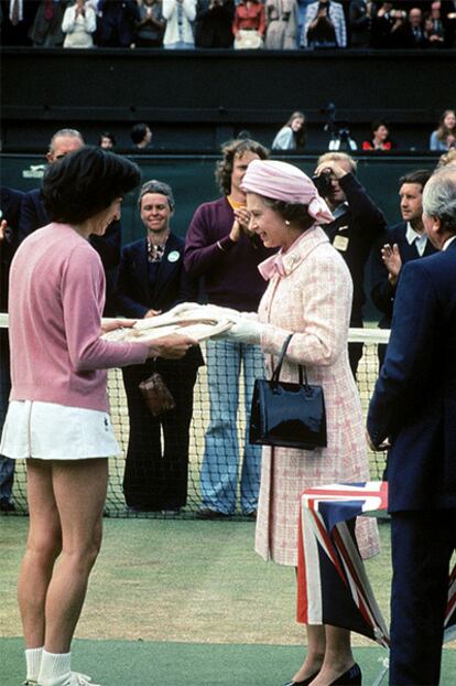 Isabel II entrega el plato Venus Rosewater a la tenista británica Virginia Wade, campeona de Wimbledon en 1997.