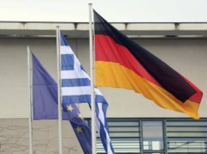 Las banderas de la Unión Europea, Grecia y Alemania, ondean frente a la Cancillería Federal en Berlín, Alemania. EFE/Archivo