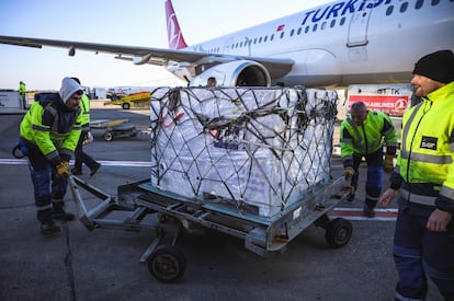 Vacunas de AstraZeneca en el aeropuerto de Belgrado, este domingo.