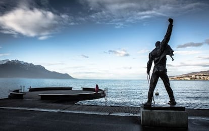 La estatua de bronce de Freddie Mercury frente al lago Leman, en el paseo ribere&ntilde;o de la ciudad suiza de Montreux.