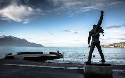 La estatua de bronce de Freddie Mercury frente al lago Leman, en el paseo ribereño de la ciudad suiza de Montreux.