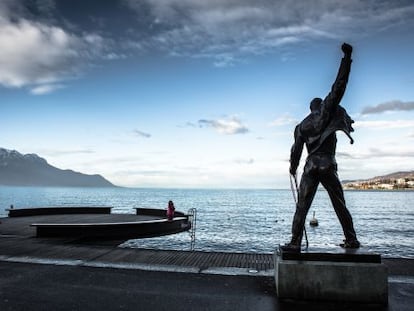 La estatua de bronce de Freddie Mercury frente al lago Leman, en el paseo ribere&ntilde;o de la ciudad suiza de Montreux.